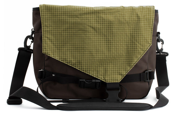 The Maker's Bag in Ursa (brown-grey) 525 Ballistic with a Taiga (olive green with white grid) 200 Halcyon interior.